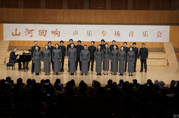 4《中国,中国,鲜红的太阳永不落》(合唱).png
